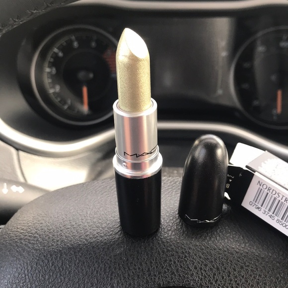 mac no interruptions lipstick